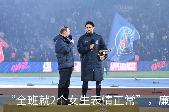 “全班就2个女生表情正常”，廉价毕业照被吐槽，家长咋不管管